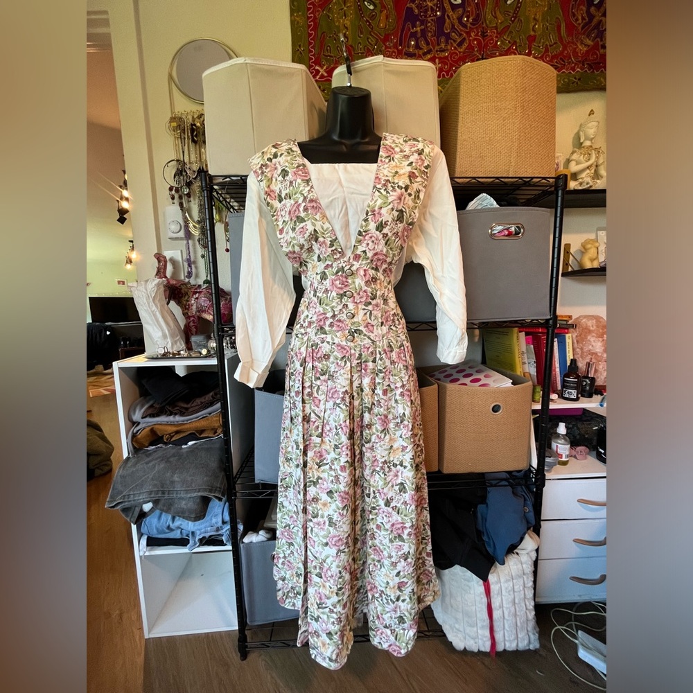 Vintage Floral V-Neck Midi Dress with Puff Sleeves